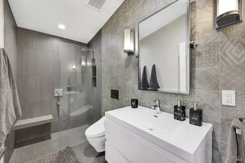 Bath - 696 Hawthorne Dr, Tiburon, CA 94920 photo 2 of 2