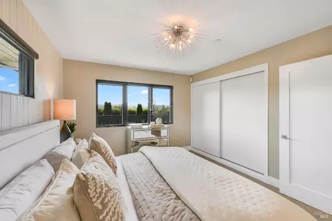 Bedroom - 696 Hawthorne Dr, Tiburon, CA 94920 photo 2 of 5