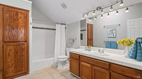 Bath - 8 Bay Tree Ct, Cotati, CA 94931 photo 2 of 2