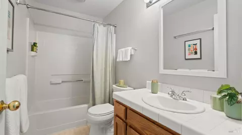Bath - 8 Bay Tree Ct, Cotati, CA 94931 photo 1 of 2