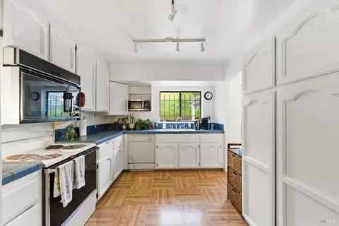 Kitchen - 278 Cadloni Ln, Vallejo, CA 94591 photo 2 of 3