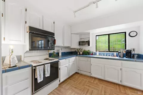 Kitchen - 278 Cadloni Ln, Vallejo, CA 94591 photo 3 of 3
