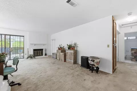 Living - 278 Cadloni Ln, Vallejo, CA 94591 photo 2 of 3