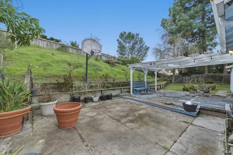 Exterior - 278 Cadloni Ln, Vallejo, CA 94591 photo 6 of 8