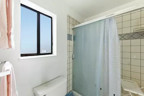 Bath - 278 Cadloni Ln, Vallejo, CA 94591 photo 2 of 2