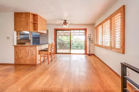 Living - 620 Hichborn St, Vallejo, CA 94590 photo 2 of 6