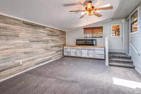 Living - 620 Hichborn St, Vallejo, CA 94590 photo 4 of 6