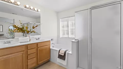 Bath - 3147 Puffin Cir, Fairfield, CA 94533 photo 2 of 3