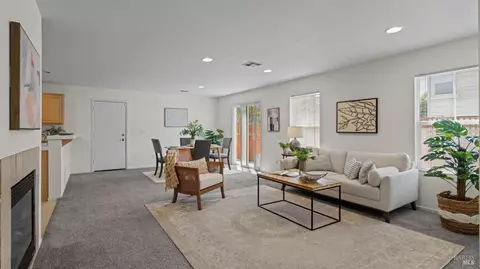 Living - 3147 Puffin Cir, Fairfield, CA 94533 photo 2 of 4