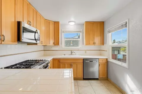 Kitchen - 1041 Highland Ave, Vallejo, CA 94590 photo 5 of 9