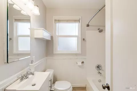 Bath - 1041 Highland Ave, Vallejo, CA 94590 photo 4 of 5