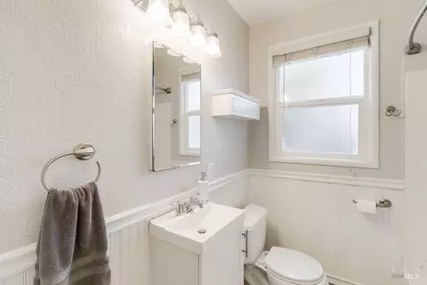 Bath - 1041 Highland Ave, Vallejo, CA 94590 photo 3 of 5
