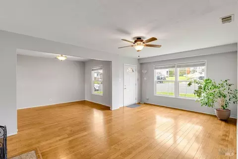 Living - 1041 Highland Ave, Vallejo, CA 94590 photo 6 of 12