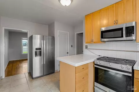 Kitchen - 1041 Highland Ave, Vallejo, CA 94590 photo 7 of 9