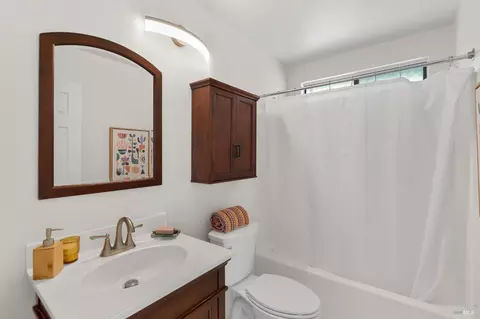 Bath - 181 Crowsnest Ct, Vallejo, CA 94591 photo 2 of 4
