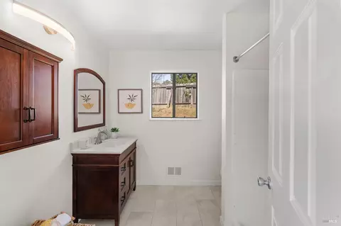 Bath - 181 Crowsnest Ct, Vallejo, CA 94591 photo 3 of 4