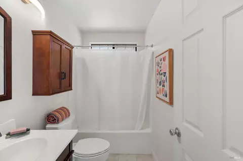 Bath - 181 Crowsnest Ct, Vallejo, CA 94591 photo 1 of 4