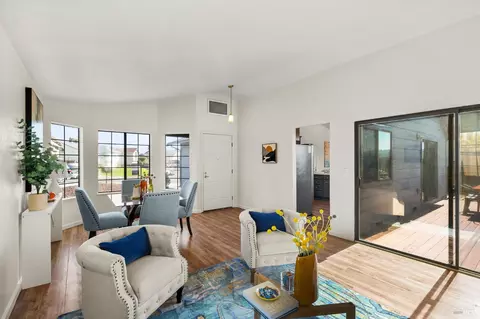 Living - 181 Crowsnest Ct, Vallejo, CA 94591 photo 2 of 3