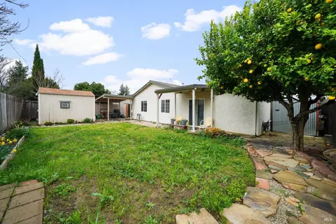 Exterior - 196 Somerville Dr, Vacaville, CA 95687 photo 5 of 8