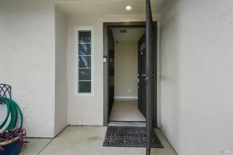 Entry Way - 196 Somerville Dr, Vacaville, CA 95687 photo 3 of 4