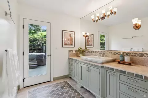 Bath - 5855 Bodega Ave, Petaluma, CA 94952 photo 2 of 5