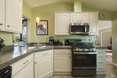 Kitchen - 1000 Topsail Dr, Vallejo, CA 94591 photo 4 of 4