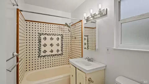 Bath - 5932 Fredricks Rd, Sebastopol, CA 95472 photo 1 of 1