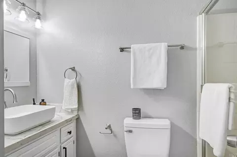 Bath - 2016 Clearview Cir, Benicia, CA 94510 photo 2 of 3