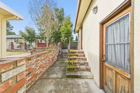 Exterior - 639 E 5th St, Benicia, CA 94510 photo 9 of 11
