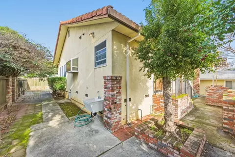 Exterior - 639 E 5th St, Benicia, CA 94510 photo 10 of 11