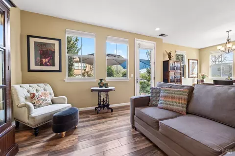 180 Healdsburg Ave #A, Cloverdale, CA 95425