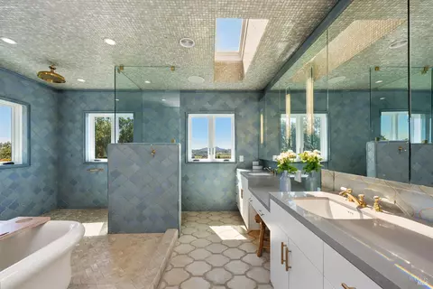 Bath - 4395 Pine Flat Rd, Healdsburg, CA 95448 photo 2 of 8
