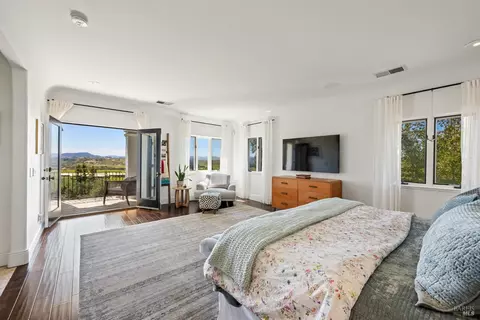 Bedroom - 4395 Pine Flat Rd, Healdsburg, CA 95448 photo 1 of 4