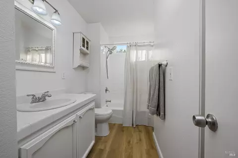 Bath - 31 Front St #E, Healdsburg, CA 95448 photo 2 of 2
