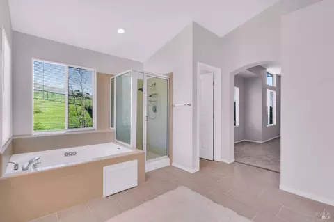Bath - 1014 Sandhurst Dr, Vallejo, CA 94591 photo 5 of 7