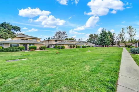 Exterior - 1941 Aletha Ln #4, Vacaville, CA 95687 photo 4 of 14
