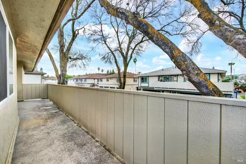 Exterior - 1941 Aletha Ln #4, Vacaville, CA 95687 photo 11 of 14