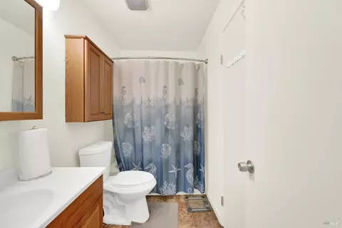 Bath - 1941 Aletha Ln #4, Vacaville, CA 95687 photo 2 of 4