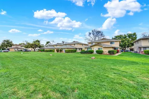 Exterior - 1941 Aletha Ln #4, Vacaville, CA 95687 photo 2 of 14