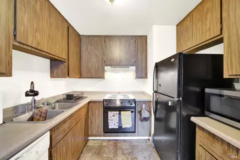 Kitchen - 1941 Aletha Ln #4, Vacaville, CA 95687 photo 2 of 5