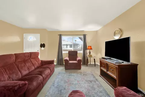 Living - 1941 Aletha Ln #4, Vacaville, CA 95687 photo 2 of 3