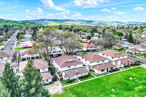 View/Area - 1941 Aletha Ln #4, Vacaville, CA 95687 photo 2 of 12