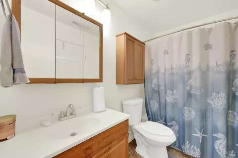 Bath - 1941 Aletha Ln #4, Vacaville, CA 95687 photo 1 of 4
