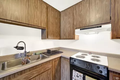 Kitchen - 1941 Aletha Ln #4, Vacaville, CA 95687 photo 4 of 5