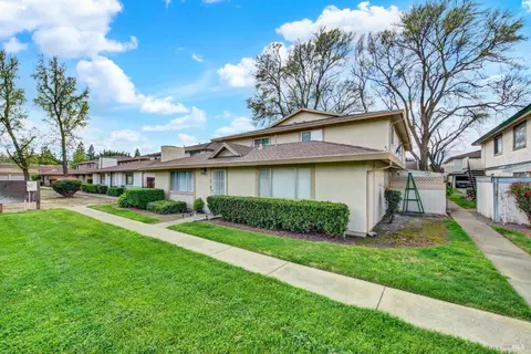 Exterior - 1941 Aletha Ln #4, Vacaville, CA 95687 photo 3 of 14