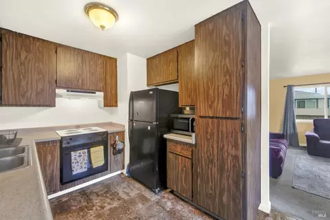 Kitchen - 1941 Aletha Ln #4, Vacaville, CA 95687 photo 3 of 5