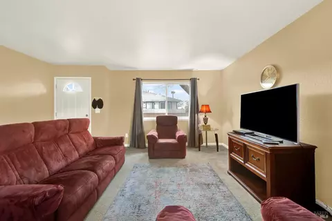 Living - 1941 Aletha Ln #4, Vacaville, CA 95687 photo 1 of 1