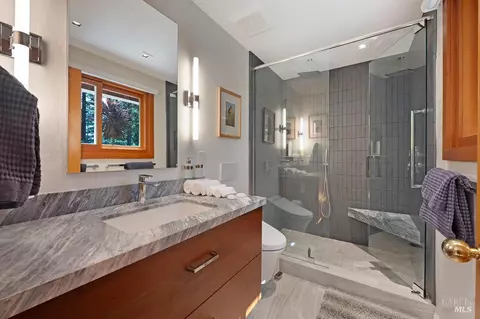 Bath - 17600 Willow Creek Rd, Occidental, CA 95465 photo 3 of 7