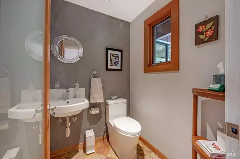 Bath - 17600 Willow Creek Rd, Occidental, CA 95465 photo 1 of 7