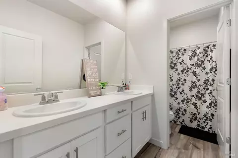 Bath - 2874 Shaver St, Fairfield, CA 94533 photo 3 of 3